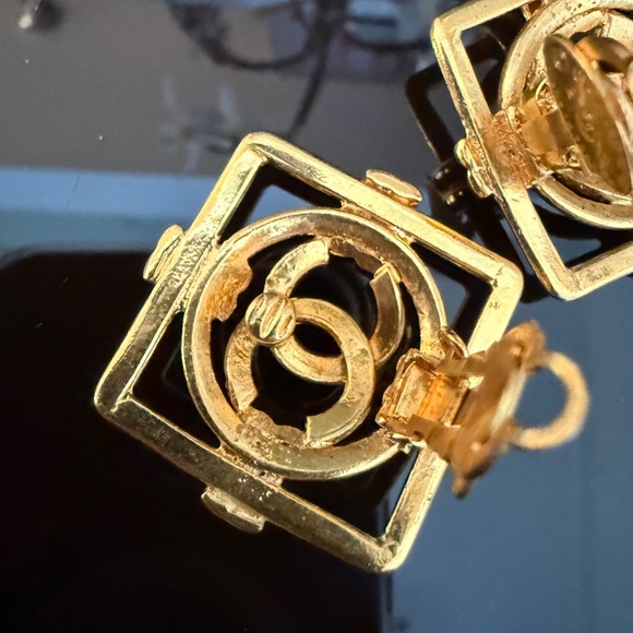 LOT 2065a 24K gold plated CHANEL vintage square CC logo clip on earrings - Picture 2 of 9